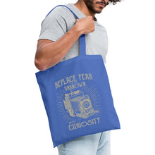 Lade das Bild in den Galerie-Viewer, Jutebeutel Vintage mit Kamera - Hellblau