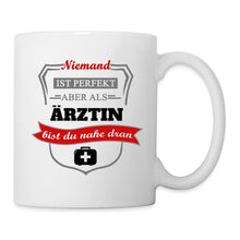Lade das Bild in den Galerie-Viewer, Tasse - Niemand ist perfekt aber als Ärztin bist du nahe dran - weiß