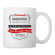 Lade das Bild in den Galerie-Viewer, Tasse - Niemand ist perfekt aber als Erzieherin bist du nahe dran - weiß