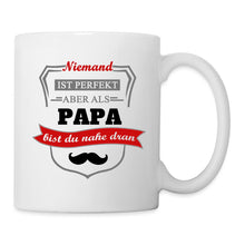 Lade das Bild in den Galerie-Viewer, Weiße Papa-Tasse mit Wappen, Schnurrbart und Spruch „Niemand ist perfekt, aber als Papa bist du nahe dran“