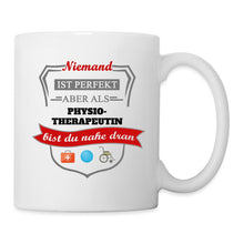 Lade das Bild in den Galerie-Viewer, Tasse - Niemand ist perfekt aber als Physiotherapeutin bist du nahe dran - weiß