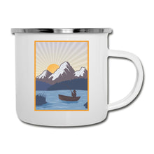 Lade das Bild in den Galerie-Viewer, Emaille-Tasse - Fischer mit Boot, Bergen und Sonnenuntergang - Weiß