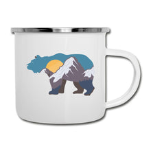 Lade das Bild in den Galerie-Viewer, Emaille-Tasse mit Bär und Bergen - Weiß