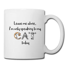 Lade das Bild in den Galerie-Viewer, Tasse I'm only speaking to my cat - Weiß