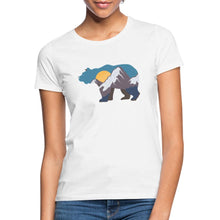 Lade das Bild in den Galerie-Viewer, Frauen T-Shirt mit Bär und Bergen - Weiß