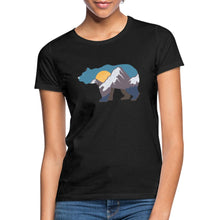 Lade das Bild in den Galerie-Viewer, Frauen T-Shirt mit Bär und Bergen - Schwarz