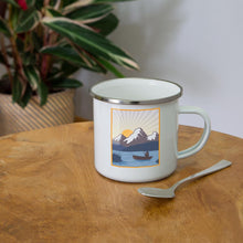 Lade das Bild in den Galerie-Viewer, Emaille-Tasse - Fischer mit Boot, Bergen und Sonnenuntergang - Weiß