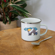Lade das Bild in den Galerie-Viewer, Emaille-Tasse mit Bär und Bergen - Weiß