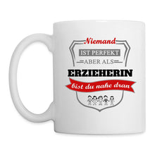 Lade das Bild in den Galerie-Viewer, Tasse - Niemand ist perfekt aber als Erzieherin bist du nahe dran - weiß