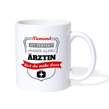 Lade das Bild in den Galerie-Viewer, Tasse - Niemand ist perfekt aber als Ärztin bist du nahe dran - weiß