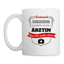 Lade das Bild in den Galerie-Viewer, Tasse - Niemand ist perfekt aber als Ärztin bist du nahe dran - weiß