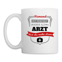 Lade das Bild in den Galerie-Viewer, Tasse - Niemand ist perfekt aber als Arzt bist du nahe dran - weiß