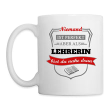 Lade das Bild in den Galerie-Viewer, Tasse - Niemand ist perfekt aber als Lehrerin bist du nahe dran - weiß