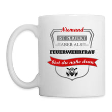 Lade das Bild in den Galerie-Viewer, Tasse - Niemand ist perfekt aber als Feuerwehrfrau bist du nahe dran - weiß