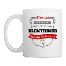 Lade das Bild in den Galerie-Viewer, Tasse - Niemand ist perfekt aber als Elektriker bist du nahe dran - weiß