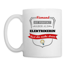 Lade das Bild in den Galerie-Viewer, Tasse - Niemand ist perfekt aber als Elektrikerin bist du nahe dran - weiß