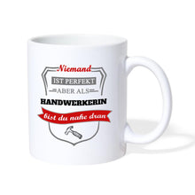 Lade das Bild in den Galerie-Viewer, Tasse - Niemand ist perfekt aber als Handwerkerin bist du nahe dran - weiß