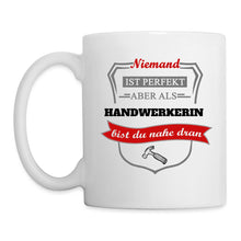 Lade das Bild in den Galerie-Viewer, Tasse - Niemand ist perfekt aber als Handwerkerin bist du nahe dran - weiß