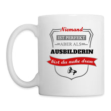 Lade das Bild in den Galerie-Viewer, Tasse - Niemand ist perfekt aber als Ausbilderin bist du nahe dran - weiß