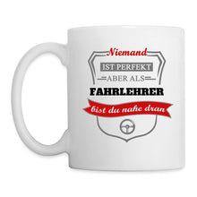 Lade das Bild in den Galerie-Viewer, Tasse - Niemand ist perfekt aber als Fahrlehrer bist du nahe dran - weiß