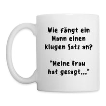Lade das Bild in den Galerie-Viewer, Tasse - Wie fängt ein Mann einen klugen Satz an? - weiß