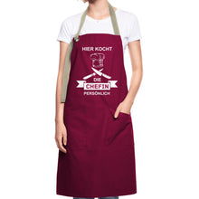Lade das Bild in den Galerie-Viewer, Kochschürze - Hier kocht die Chefin persönlich - Burgunderrot / Sandfarben