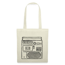 Lade das Bild in den Galerie-Viewer, Stoffbeutel mit gezeichnetem Vintage-Kassettenrecorder, Retro-Boombox-Motiv in schwarzer Linienzeichnung