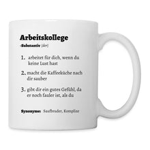 Lade das Bild in den Galerie-Viewer, Weiße Tasse mit lustiger Definition Arbeitskollege: arbeitet für dich, Synonyme Saufbruder, Komplize