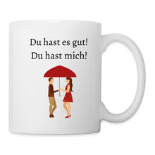 Lade das Bild in den Galerie-Viewer, Tasse mit Spruch Du hast es gut! Du hast mich! und Pärchen unter rotem Schirm