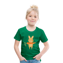 Lade das Bild in den Galerie-Viewer, Kinder Premium T-Shirt - Hase mit Möhre - Kelly Green
