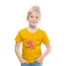 Lade das Bild in den Galerie-Viewer, Kinder Premium T-Shirt - Dino Triceratops - Sonnengelb
