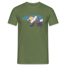 Lade das Bild in den Galerie-Viewer, Männer T-Shirt mit Bär und Berg - Militärgrün
