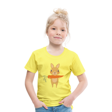 Lade das Bild in den Galerie-Viewer, Kinder Premium T-Shirt - Hase mit Möhre - Gelb
