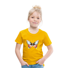 Lade das Bild in den Galerie-Viewer, Kinder Premium T-Shirt mit Schmetterling - Sonnengelb
