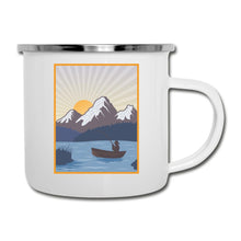 Lade das Bild in den Galerie-Viewer, Emaille-Tasse - Fischer mit Boot, Bergen und Sonnenuntergang - Weiß
